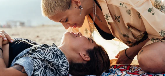 Lesbische Frauen am Strand