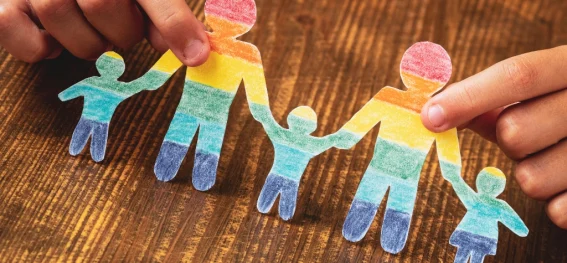 Regenbogenfamilien: Herausforderungen und Fortschritte in der Gesetzgebung - Politische Entwicklungen