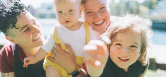 Wie man LGBTQIA+ Themen in der Familie diskutiert - Für Eltern und Familien