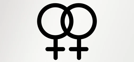 Die doppelte weibliche Glyphe, ein Zeichen mit Ursprung in der lesbischen und feministischen Bewegung der 1970er Jahre, symbolisiert Liebe zwischen Frauen, feministische Stärke und die Vielfalt der Geschlechteridentitäten. Es steht für Solidarität innerhalb der LGBT-Gemeinschaft, dient als Zeichen der Zugehörigkeit und hebt die Bedeutung von Sichtbarkeit und Kampf für Gleichberechtigung hervor. Trotz Kritik bezüglich seiner Darstellung der Geschlechtervielfalt, bleibt es ein wichtiges Symbol der Stärke und Einheit.