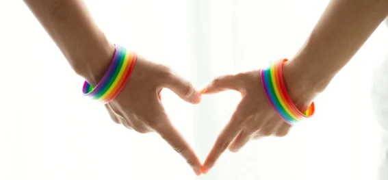 Hand in Hand: Aktiv werden in der LGBTQIA+ Community - Community & Zusammenarbeit