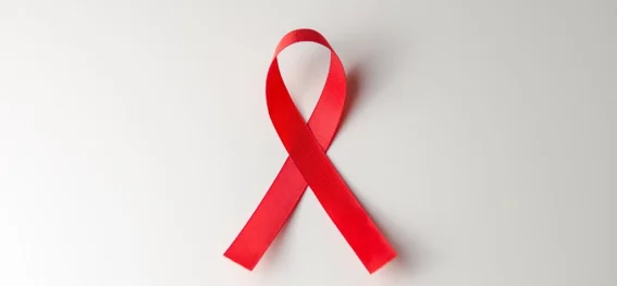 Die rote Schleife steht weltweit für Solidarität mit HIV-positiven Personen und den Kampf gegen AIDS. Dieser Artikel beleuchtet die Unterschiede zwischen HIV und AIDS, erklärt Präventionsmaßnahmen, Behandlungsoptionen und das Leben mit HIV. Durch Aufklärung, Prävention und Unterstützung können wir die Verbreitung von HIV stoppen und betroffenen Menschen helfen, ein gesundes Leben zu führen.