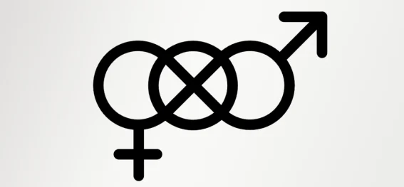 Die Gender-Glyphe für Bisexualität ist ein tiefgreifendes Symbol, das die Vielfalt und Fluidität der bisexuellen Identität innerhalb der LGBT-Community repräsentiert. Ursprünglich in den 1990er Jahren entstanden, kombiniert dieses Symbol traditionelle Geschlechtssymbole, um die Einheit und das Spektrum der Bisexualität zu symbolisieren. Es dient als kraftvolles Zeichen für Inklusion, Liebe und die Freiheit, authentisch zu sein, und fördert das Bewusstsein sowie die Sichtbarkeit bisexueller Personen. Trotz der Herausforderungen und Diskriminierung, mit denen bisexuelle Menschen konfrontiert sind, einschließlich Biphobie sowohl von außen als auch innerhalb der LGBT-Community, steht die Glyphe für Widerstand und Solidarität. Sie bietet bisexuellen Personen einen Ausdruck ihrer Identität und ihres Stolzes und hat einen festen Platz in der LGBT-Kultur, neben anderen Symbolen wie der Regenbogenflagge. Die Gender-Glyphe für Bisexualität verkörpert ein Bekenntnis zu Vielfalt, Gleichberechtigung und der unendlichen Bandbreite menschlicher Sexualität, und repräsentiert eine Quelle des Stolzes, der Gemeinschaft und der Hoffnung für bisexuelle Menschen weltweit.