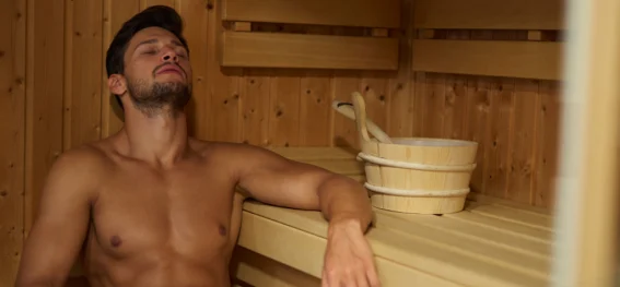 Mann in der Sauna